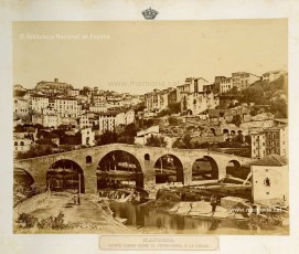 A primer terme, l’inconfusible Pont Vell. Al fons a la dreta, l’església del Carme, enderrocada el 1936. Fons: Biblioteca Nacional de España.