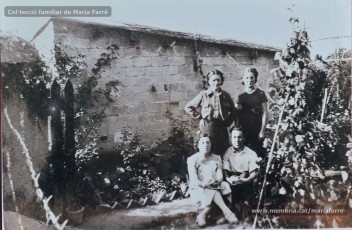 A dalt, les germanes Maria i Flora Farré Riera. A baix, els pares, Antònia Riera i Enric Farré. La foto va ser presa durant la Guerra Civil en un hort que els Farré tenien prop de la plaça de Catalunya, a la zona del Tossal dels Cigalons. (Col·lecció familiar de Maria Farré).