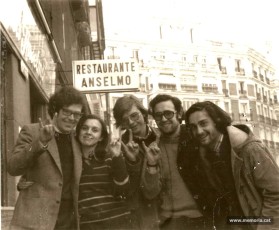 18/2/1975. Madrid. Després de ser absolts al judici del TOP, celebració al bar Anselmo. D'esquerra a dreta, Ignasi Perramon, Conxita Parcerisas, Pere Rubiralta, Lluís Alsedà i Pep Centelles.