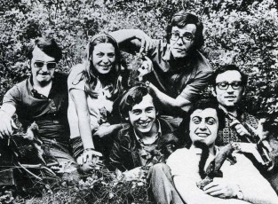 Foto del grup Els Esquirols al disc Cants al vent. Any 1973. Foto de Colita. Integrants del grup: Pep Molas, Rosa Ma. Sadurní, Jaume Font, Joan Crosas, Josep Casadesús i Joan Vilamala.