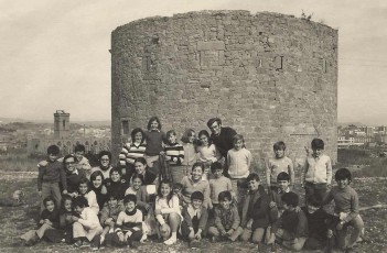 Inici del curs 1972-1973. Excursió a la Torre Santa Caterina amb la mainada del barri Mion-Puigberenguer. Entre d’altres acompanyants, Joan Vilamala (a l’esquerra) i Josep Subirana (Jepi), a la dreta.