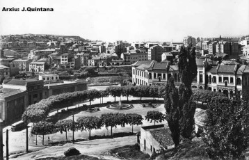 Plaça d’Espanya de Manresa. A l’esquerra l’edifici de Correus i Telègrafs, quan es va inaugurar (1957). A la dreta, l’Institut Lluís de Peguera. Fotografia d’Antoni Quintana Torres.