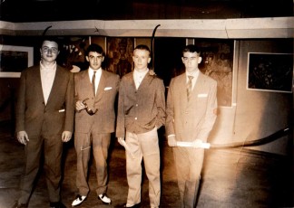 Quatre alumnes de l’Estanislau Vilajosana en la seva primera exposició a la Galeria Ciutat.  D'esquerra a dreta, Josep Maria Massegú, Miquel Esparbé, Manel Marzo-Mart i Josep Soler i Montferrer