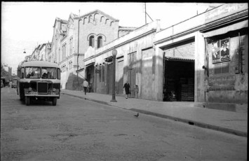 Carretera de Vic, l’any 1960. En aquella època encara circulaven molts vehicles d’abans de la guerra, com l’autobús de la fotografia. (Foto: Antoni Quintana Torres).