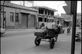 Carretera de Vic, l’any 1965. Aleshores encara quedaven alguns carros en circulació, però ja anaven amb rodes de goma. (Foto: Antoni Quintana Torres).