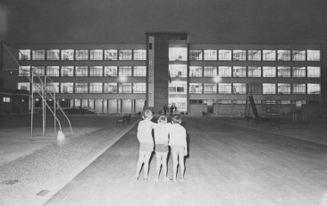 Any 1968. Espectacular vista nocturna del centre. L’Oms i de Prat cinquanta anys endarrere era el millor edifici escolar de la ciutat per la seva modernitat. (Fotografia: Antoni Quintana Torres).