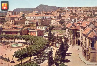 Fotografia de la plaça d’Espanya de Manresa. A la dreta, l’Institut Lluís de Peguera