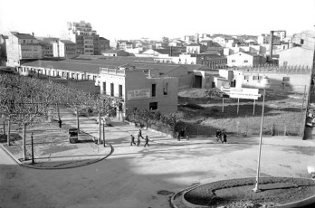 Plaça Bonavista i inici del passeig l’any 1967. Al centre de la foto s’hi veuen l’antiga oficina de la Caixa d’Estalvis de Manresa, en procés d’enderrocament, i les naus industrials dels tints Carreras.