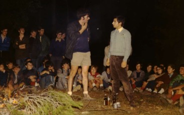 1971: Foc de camp a la inauguració de curs de A.E. a la roureda de les Tàpies. 