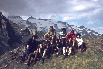 1972: Grup de pioners al Tuc de Cabirols amb vistes de la gelera de l’Aneto.