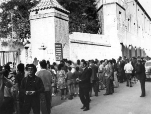Any 1969. Cua de gent a l’antiga entrada del camp del Pujolet que conservava pràcticament el mateix aspecte que quan es va inaugurar el camp, l’any 1926 (Foto Antoni Quintana Torres).