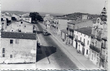 Un cotxe de “línea” a Sant Fruitós de Bages. Al fons es poden veure els plataners que hi havia a banda i banda. (Procedència de la foto: Arxiu de Marcel Oliveres). 