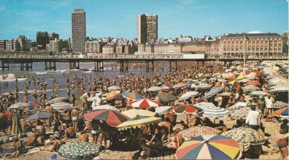 Postals com aquesta de la Playa Bristol de Mar de Plata, que ens envien els tiets Joan i Miquel quan fan vacances, fan somiar en un altra manera de viure.