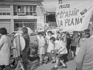 Abril del 1978. Alumnes de l’Escola de Magisteri aprofiten la festa de Sant Jordi de la barriada Saldes-Plaça Catalunya per fer publicitat de l’exposició “L’escola ahir”. Fotos: Joaquim Aloy)
