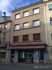 Foto actual de l’edifici on hi havia l’Acadèmia Farré, que ocupava el pis que hi ha just al damunt del bar Els Tranquils.