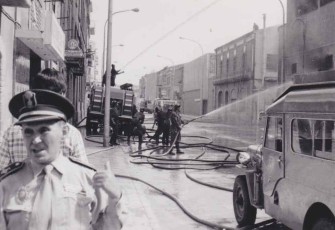 10/9/1974: Incendi de la fàbrica de “Cal Sant” (Auxiliar Tèxtil Manresana). (Foto enviada per Miquel Martínez a la convocatòria de fotografies “El Bages és un clam”)