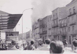 10/9/1974: Incendi de la fàbrica de “Cal Sant” (Auxiliar Tèxtil Manresana). (Foto enviada per Miquel Martínez a la convocatòria de fotografies “El Bages és un clam”)
