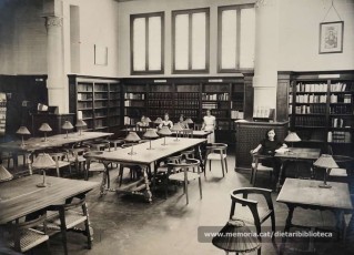 La Biblioteca, a l’any 1935. A l’any 1960 recordo que hi havia les mateixes taules, cadires, llums i prestatgeries. Fins i tot la disposició de les taules era la mateixa. L’única diferència era que els cables dels llums no passaven per damunt de les taules i que la dotació de llibres era més abundant.