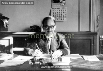 Any 1955. Joaquim Amat-Piniella al seu escriptori. (Arxiu Comarcal del Bages).