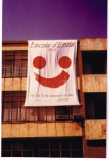 Pancarta anunciadora de l’Escola d’Estiu de 1986 a l’institut Lacetània.