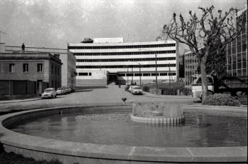 Any 1972. Imatge de quatre edificis representatius del centre de Manresa: Correus, comissaria de policia, ambulatori i institut Lluís de Peguera, a prop de la plaça d’Espanya. (Foto: Antoni Quintana Torres). 