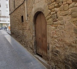 Des d’aquest portal de Vallfonollosa es podia accedir al teatre parroquial de la Seu.
