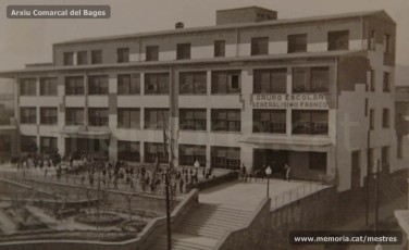 El Grupo Escolar Generalísimo Franco (l’antic Grup Escolar Renaixença), en una fotografia dels anys 40. (Arxiu Comarcal del Bages).