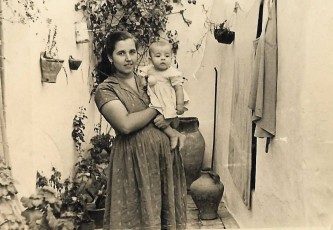 La meva mare i jo al pati de la casa dels meus avis materns