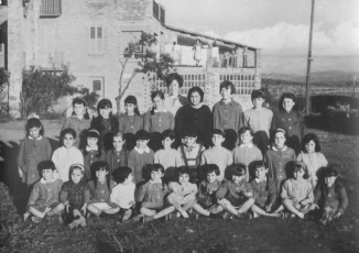 La classe de les nenes a l’escola pública de Santpedor. El Convent. 1965. ( Sóc la segona començant per la dreta de les que estan dretes). (Santpedor. Història  en imatges. 1893-1976)  