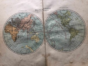 Amb l'"Atlas Geográfico Universal" del tiet Joan puc fer-me una idea de com és el món. I d'on són els Sioux, Apaches, Cherokees o Pies Negros.

