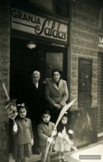 Any 1951: la Granja Saldes, del carrer Nou. A l’esquerra, la propietària, Montserrat Tomàs Jordana, mare de Montserrat Bosch (a la dreta) i Angelina Bosch, que no apareix en aquesta foto. A primer terme, els fills de Montserrat Bosch.