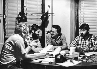 Reunió per preparar un rodatge a l’estudi d’en Guitart. D’esquerra a dreta, Joan Guitart, Àngel Torrent, Enric Roca i Francesc Carné.