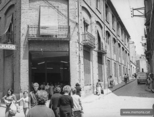 Fotografia de l’entrada als magatzems de fruita Arrufat, que estaven situats al xamfrà dels carrers de Flors de Maig i Puigterrà de Dalt. (Autor: Antoni Quintana Torres).