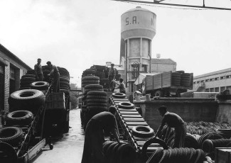 Càrrega de pneumàtics de la fàbrica Pirelli de Manresa l’any 1955. (Font: Europneus).