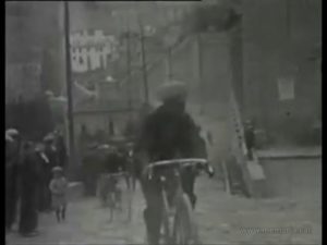 Cursa atlètica i ciclista al seu pas davant la Cova de Sant Ignasi