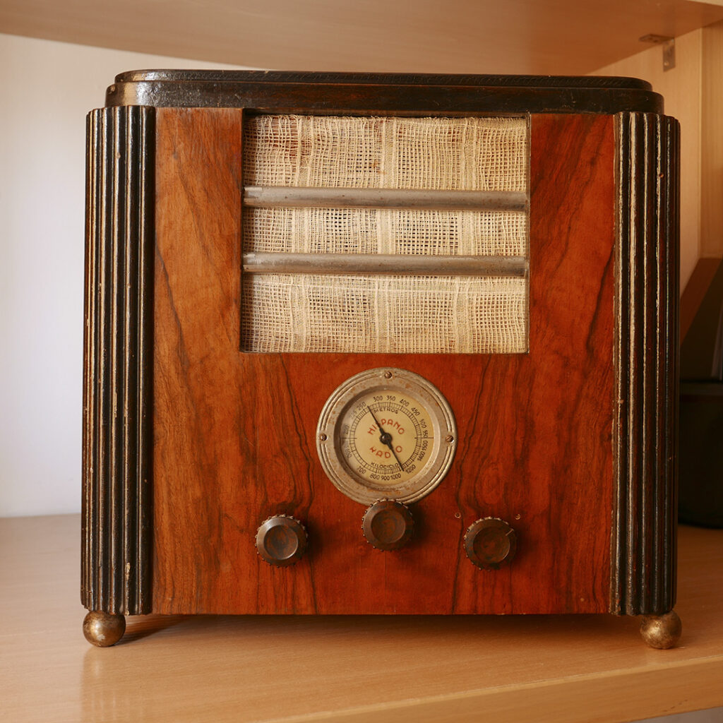 La ràdio que presidia el menjador de casa. Fotografia de Juli Grandia